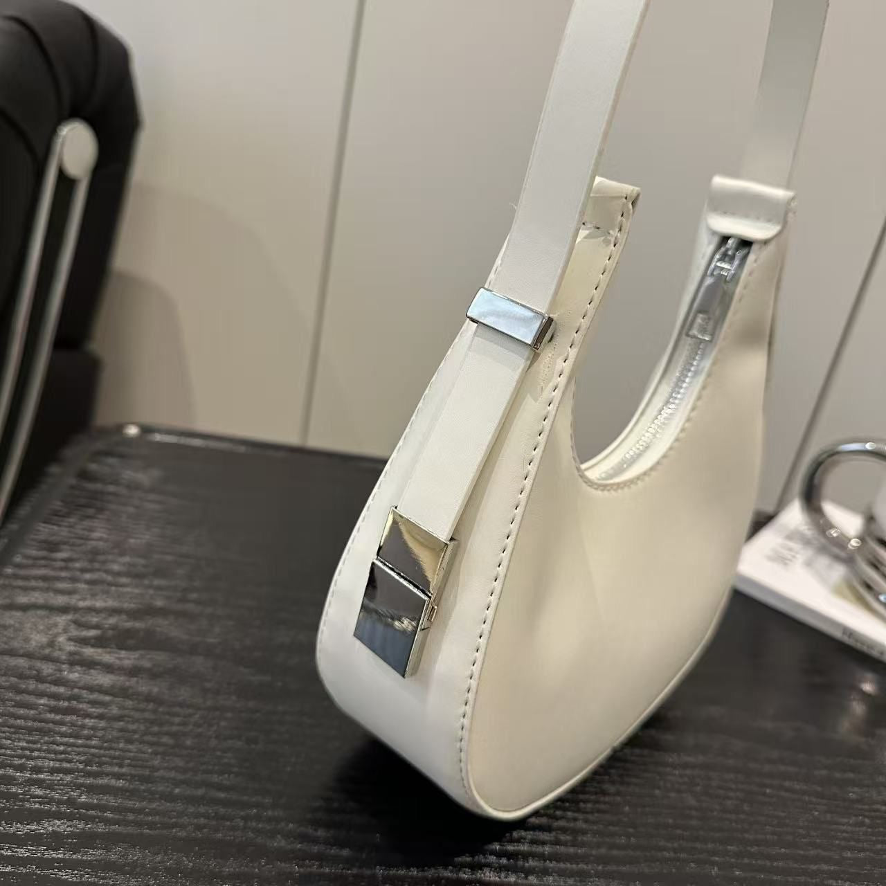 ‘Classic 90s’ shoulder bag